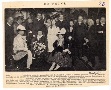 881920 Groepsportret tijdens een bazar in het gebouw Tivoli (Kruisstraat) te Utrecht ten bate van de Utrechtse ...